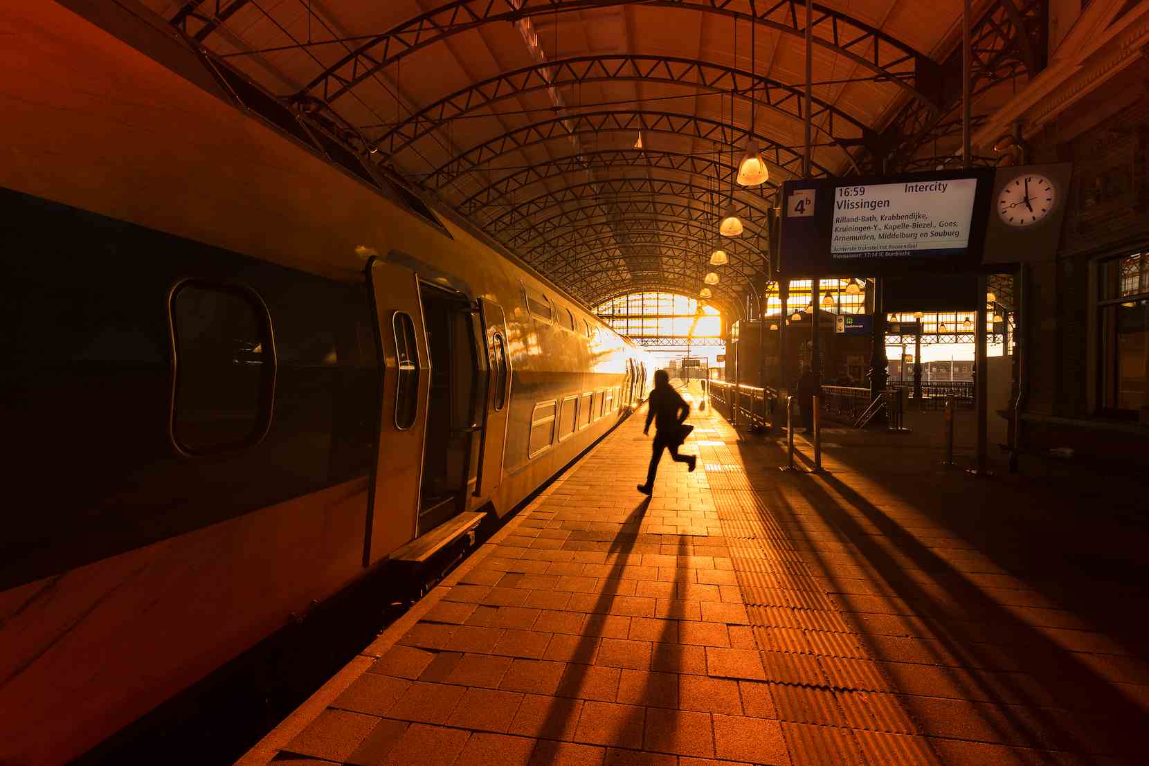 man rent naar de trein