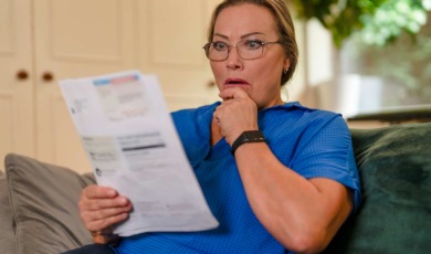 vrouw schrikt van rekening