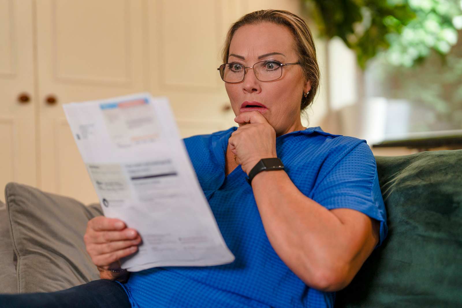 vrouw schrikt van rekening