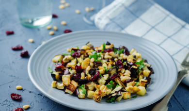 aubergine-kruidensalade met pijnboompitten