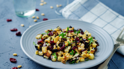 aubergine-kruidensalade met pijnboompitten
