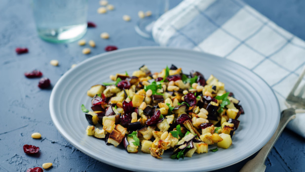 aubergine-kruidensalade met pijnboompitten