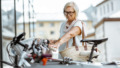 oudere vrouw wil fiets op slot zetten