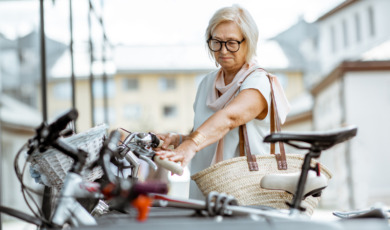 oudere vrouw wil fiets op slot zetten