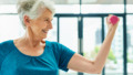 oudere vrouw doet aan krachttraining