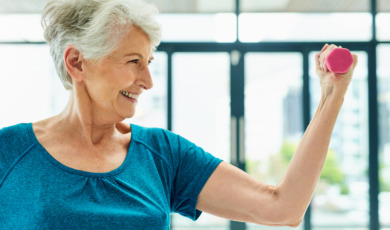 oudere vrouw doet aan krachttraining