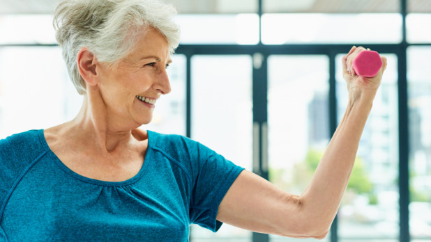 oudere vrouw doet aan krachttraining