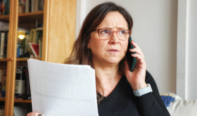 Vrouw belt bezorgd over rekening