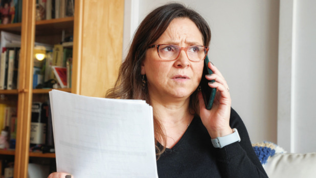 Vrouw belt bezorgd over rekening