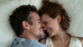 Stel lachend in bed
