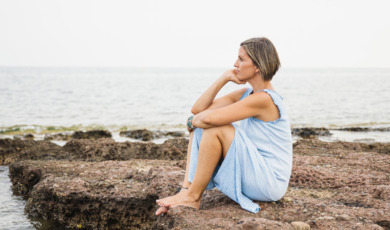 vrouw kijkt somber in de zomer