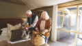senior stel pakt spullen in op vakantie