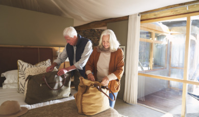 senior stel pakt spullen in op vakantie