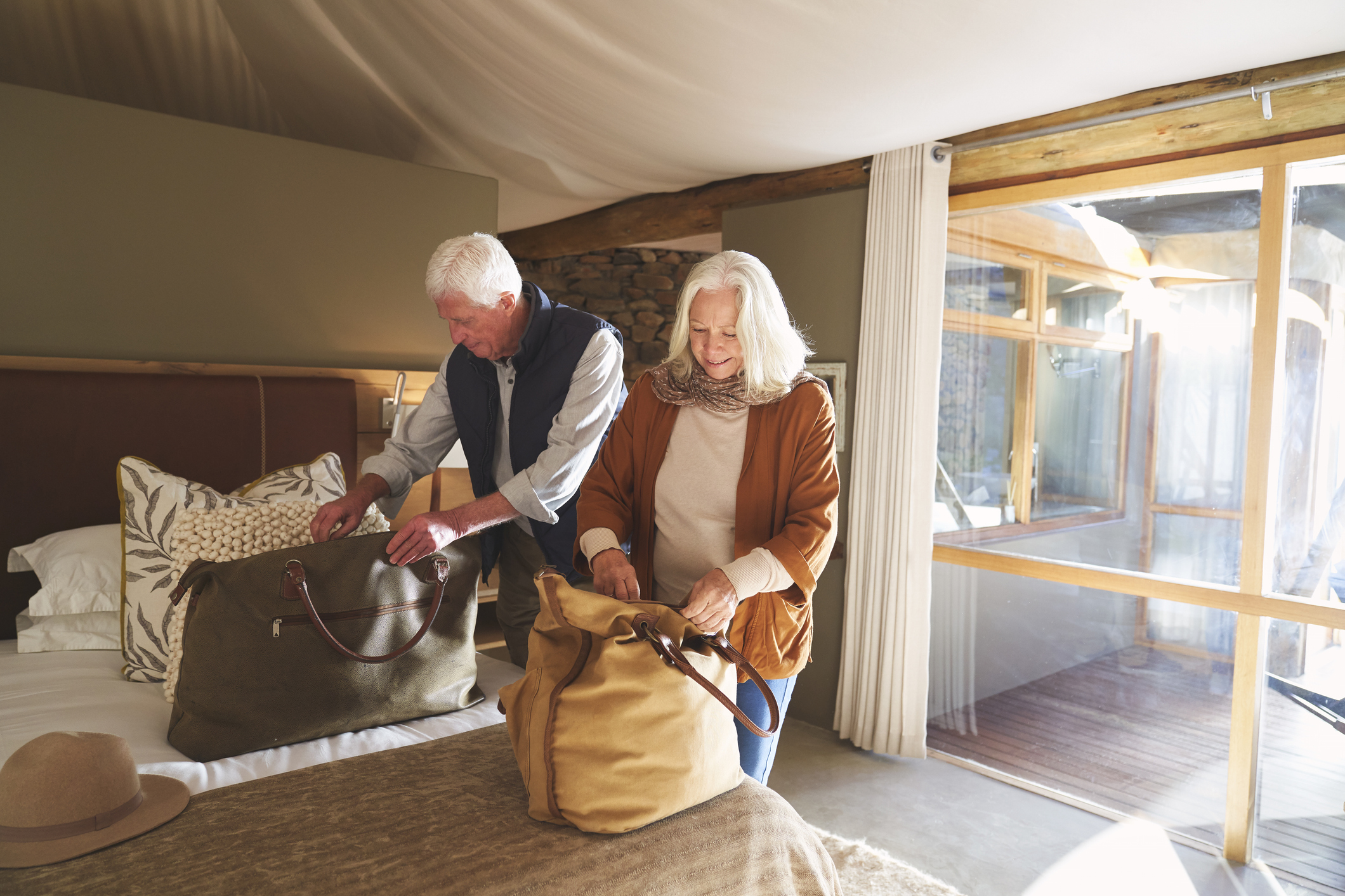 senior stel pakt spullen in op vakantie