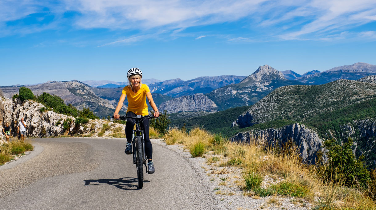 Vrouw op e-bike in de Provence in Frankrijk