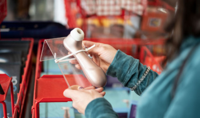 vrouw koop luchtdrukvibrator