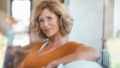 vrouw zit op bank