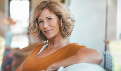 vrouw zit op bank
