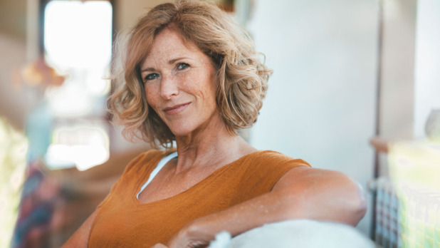 vrouw zit op bank