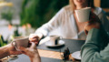 vrienden drinken samen koffie