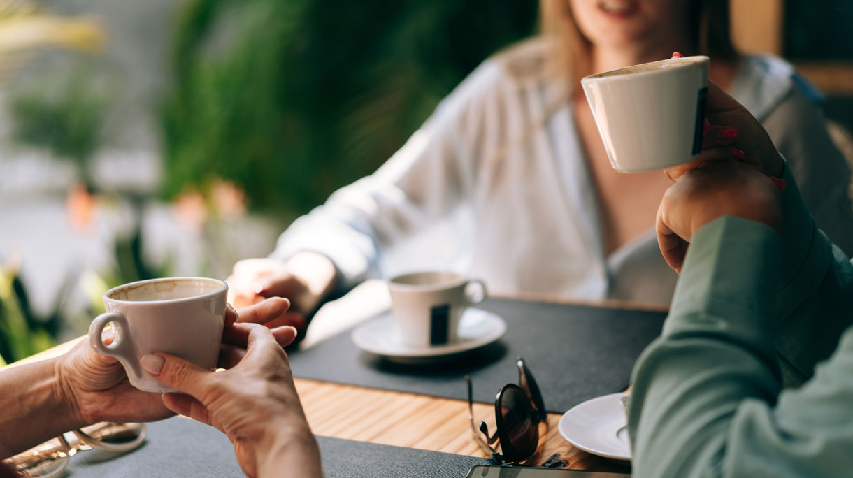 vrienden drinken samen koffie