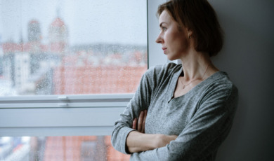 Vrouw staart uit het raam