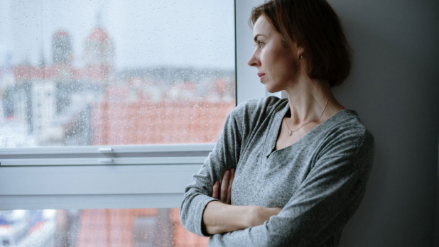 Vrouw staart uit het raam