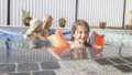 senior man in plunge pool met kleinkinderen