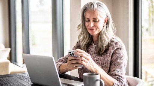 Vrouw met mobiel