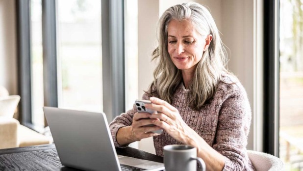 Vrouw met mobiel
