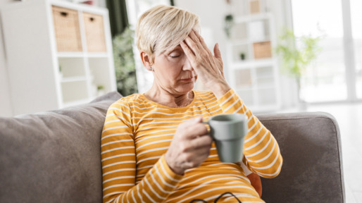 oudere vrouw zit moe op de bank