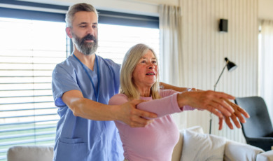 oudere vrouw herstelt na operatie