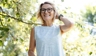 vrolijke fitte 50-plus vrouw