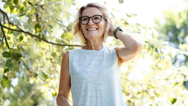 vrolijke fitte 50-plus vrouw