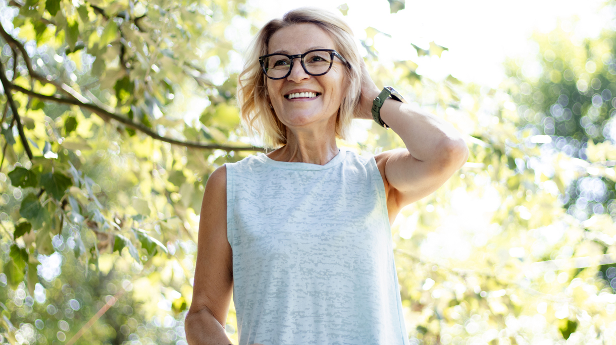 vrolijke fitte 50-plus vrouw