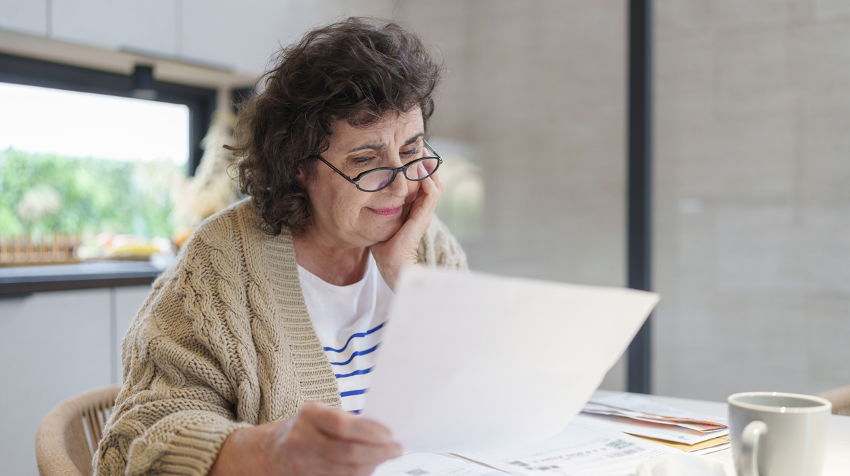 oudere verdrietige vrouw op laptop