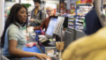 Supermarkt mensen bij de kassa