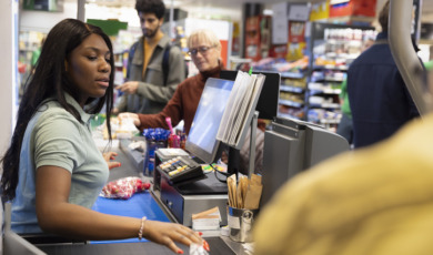 Supermarkt mensen bij de kassa