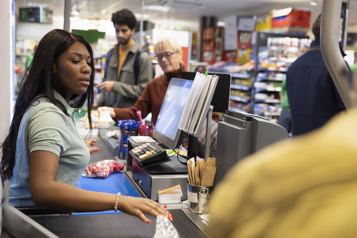 Supermarkt mensen bij de kassa