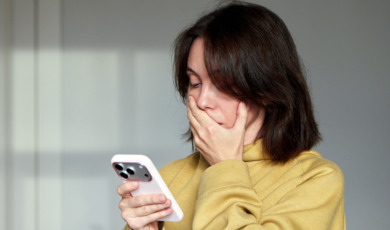 oudere vrouw schrikt van telefoon