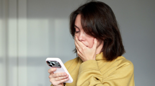oudere vrouw schrikt van telefoon