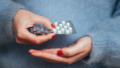 Vrouw neemt medicatie
