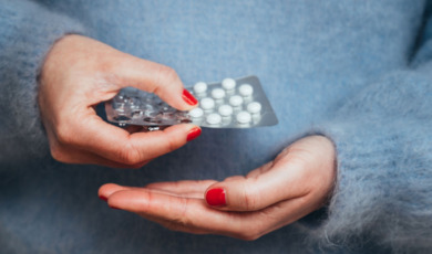 Vrouw neemt medicatie