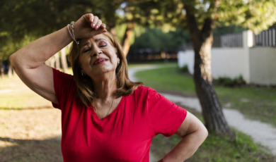 oudere vrouw hoofdpijn van warmte