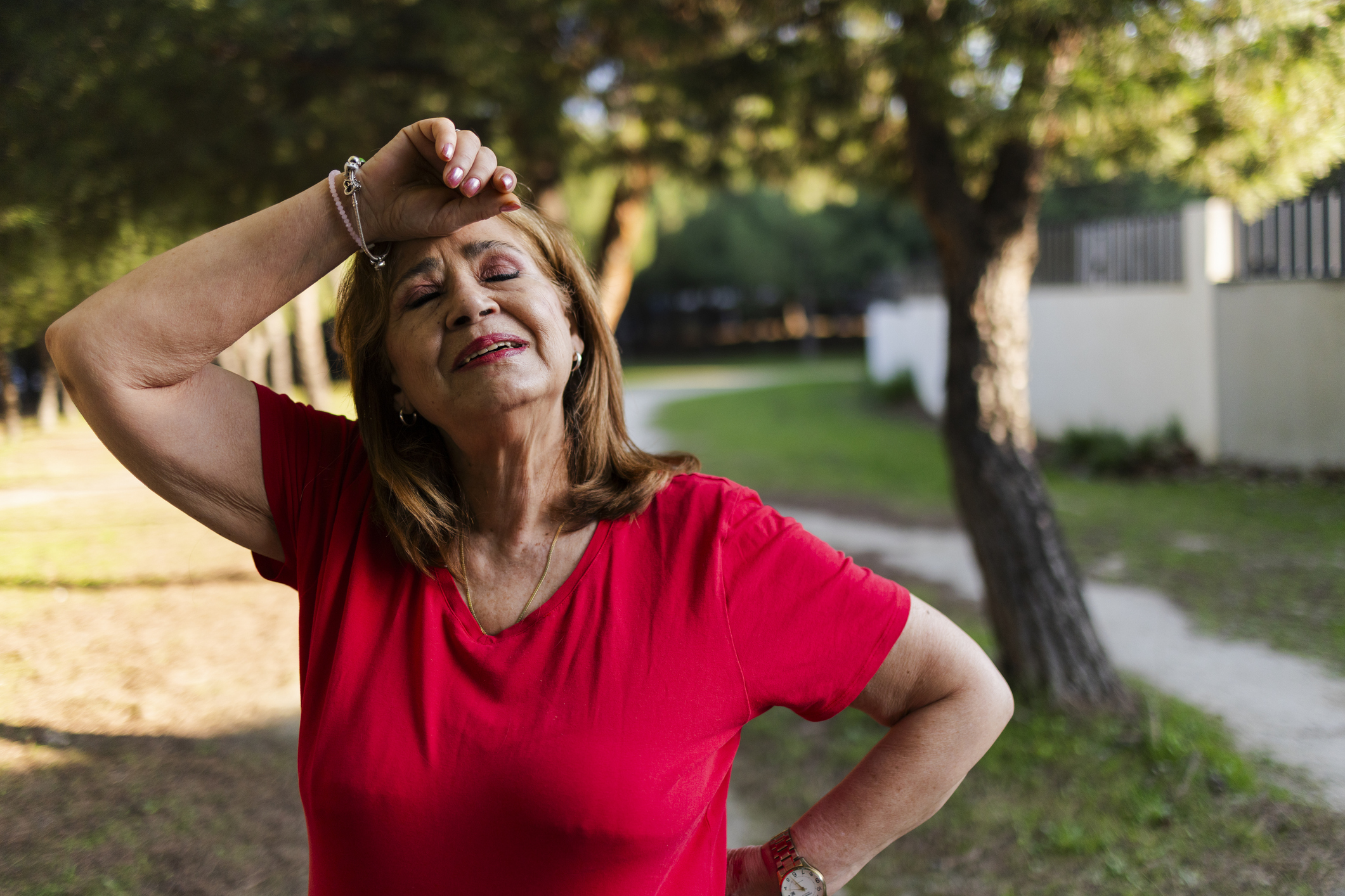 oudere vrouw hoofdpijn van warmte