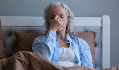 oudere vrouw met dementie slaapt slecht