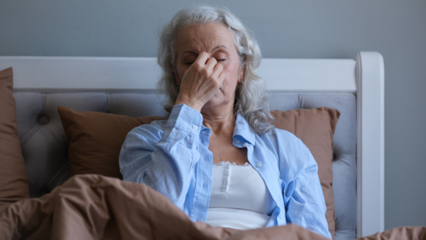 oudere vrouw met dementie slaapt slecht