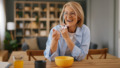 oudere vrouw eet yoghurt