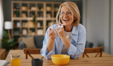 oudere vrouw eet yoghurt