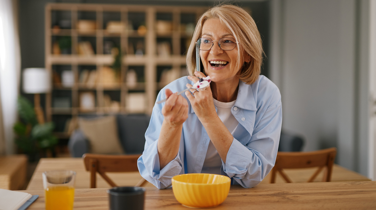 oudere vrouw eet yoghurt